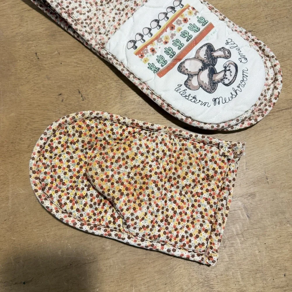 Vintage Mushroom Oven Mitts Pot Holders MCM 1970s Hippie Retro Kitchen Set 2pc